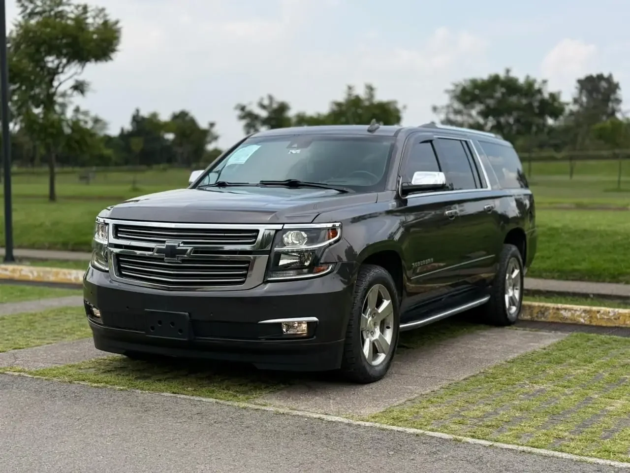 2017 Chevrolet Suburban Premier - vista lateral frontal