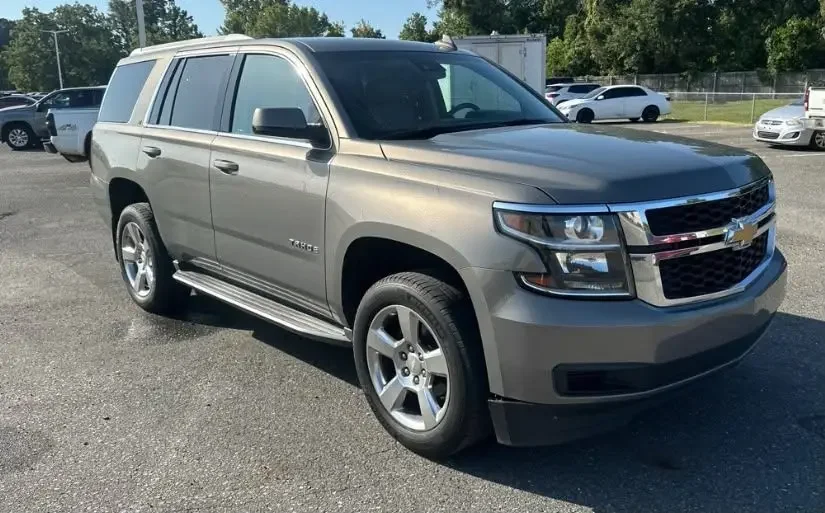 2017 Chevrolet Tahoe LT - vista lateral frontal
