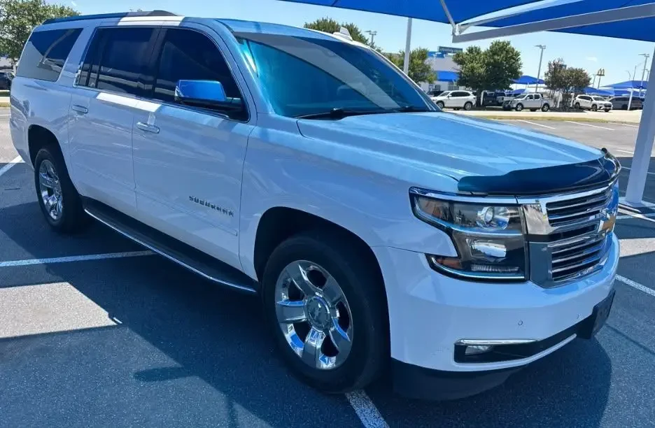 2018 Chevrolet Suburban 1500 Premier - vista lateral frontal