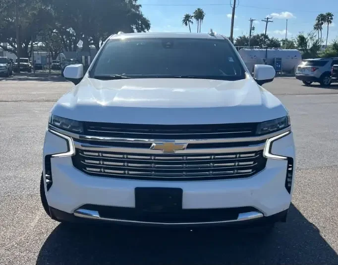 2021 Chevrolet Suburban 1500 LT - vista frontal
